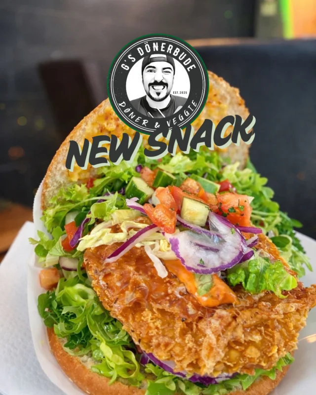 Liebe Dönerfans, ❤️🥙

wir haben lange überlegt und uns quer durch ganz Deutschland probiert, um euch eine richtig geile Fleisch-Alternative anbieten zu können – für den Fall, dass unser Fleisch mal wieder KOMPLETT ausverkauft ist… zum Beispiel durch einen Touri-Flugzeug ähhhh… Bus! ✈️🚌😂

Deshalb haben wir jetzt etwas Neues für euch. Man kennt es schon – aber unseres wird besser! 😎🔥

🍗 „FUNKY CRUNCHY CHICKEN SANDWICH“ 🍗

Auch als WRAP (im DÜRÜM) erhältlich – ab dem 07.04 🌯

Mit einer leckeren Curry-Kräuter-Soße 🌿
oder natürlich mit unserer G’s SPECIAL Soße 😋

Aber ihr wisst ja…
Der Dönermann haut euch alle Soßen drauf, die ihr wollt! 🤝🥙

Jetzt seid ihr dran 👇

👉 Was sollte noch rein?
* Toppings?
* Soßen?
* Salat?

Haut eure Ideen raus! 💬🔥

Euer
G’s Dönerbuden Team ❤️🥙

#gsdoener
#doenerliebe
#doenerzeit
#doenermachtgluecklich
#funkychicken
#crunchychicken
#chickensandwich
#doenerwrap
#duerumliebe
#streetfoodgermany
#streetfoodliebe
#fastfoodliebe
#foodneuentdeckung
#doenerfans
#essengehen